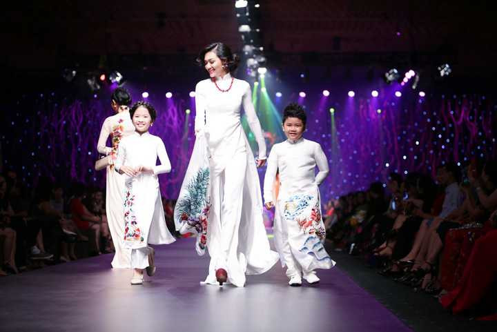 Xuất hiện đầy đủ cả 4 phần trình diễn, họ mang đến nhiều sắc thái khác nhau trong những bộ áo dài đẹp tuyệt mỹ của Đinh Văn Thơ. Có thể nói “Đa sắc” là một trong những show thời trang hiếm hoi quy tụ được dàn người mẫu trình diễn đắt giá và nổi tiếng nhất hiện nay.