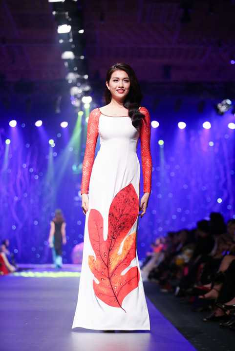 Bên cạnh 4 gương mặt trên, chương trình đêm qua còn có sự xuất hiện của nhiều người đẹp như: Á hậu Hoàn vũ Ngô Trà My, á hậu Lệ Hằng, người đẹp Lệ Quyên, Nam Em, Phan Thị Mơ, Ninh Hoàng Ngân, Thái Hà, Minh Triệu, Lê Phương, Quỳnh Châu, Kiều Ngân…