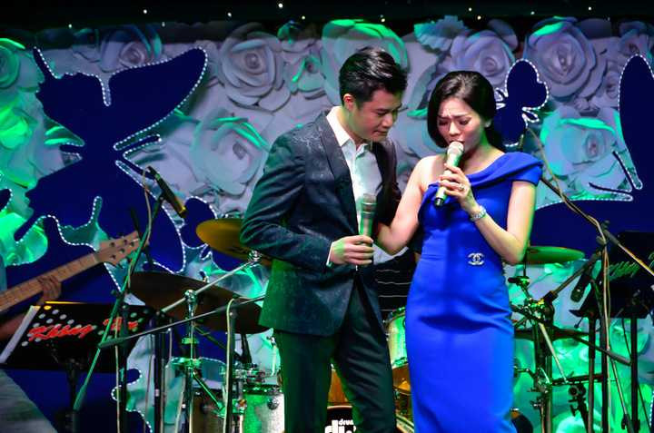 Quang Dũng cũng không quên gửi tặng đến khán giả các ca khúc nổi tiếng như: Anh còn nợ em, Ru mãi ngàn năm, Hạ trắng… Quang Dũng còn gửi tặng khán giả tiết mục bất ngờ khi anh song ca cùng Lệ Quyên ca khúc Cỏ úa.