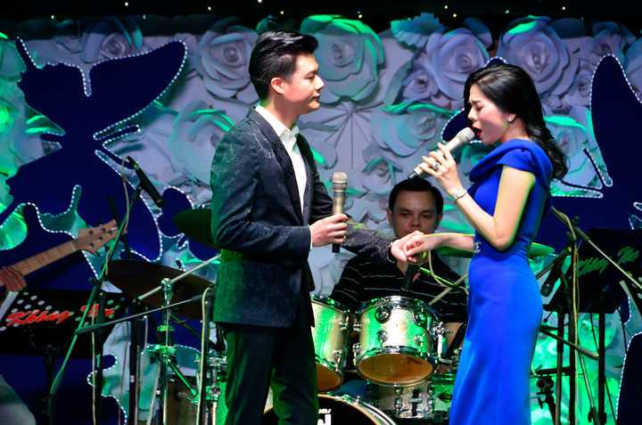 Màn song ca mang đến nhiều cảm xúc cho khán giả. Họ từng nhiều lần hát chung nên diễn xuất ăn ý. Quang Dũng tình tứ nắm tay và đắm đuối nhìn vào mắt Lệ Quyên.