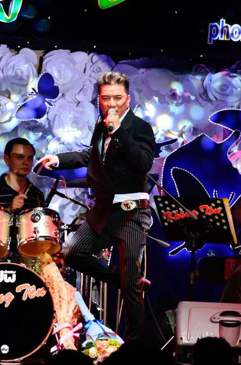 Đàm Vĩnh Hưng là người hát cuối trong đêm diễn. Ông hoàng nhạc Việt luôn nhận được sự yêu mến của khán giả mỗi khi xuất hiện, đặc biệt hơn khi các chương trình thiện nguyện giúp đỡ nhiều hoàn cảnh bệnh tật, nghèo khó thì không thể thiếu anh.