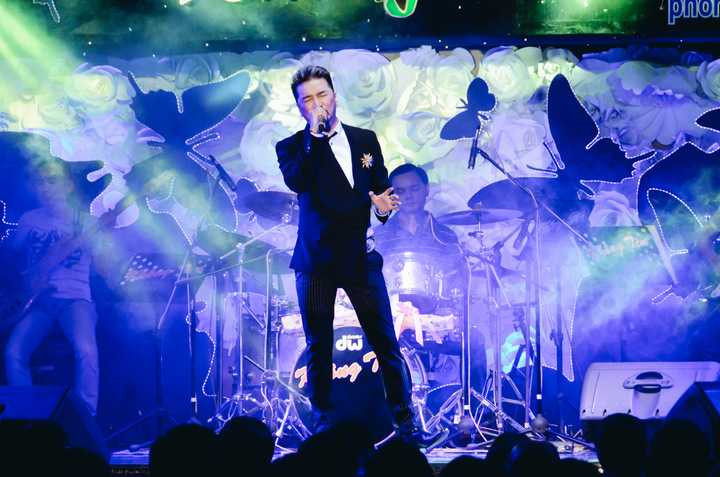 Với sự nhiệt tình thường thấy, Mr.Đàm đã chiều lòng khán giả với hơn 10 ca khúc với nhiều thể loại từ Dạ khúc cho tình nhân, Biển tình, Đà lạt hoàng hôn, Xót xa, Sương lạnh chiều đông…