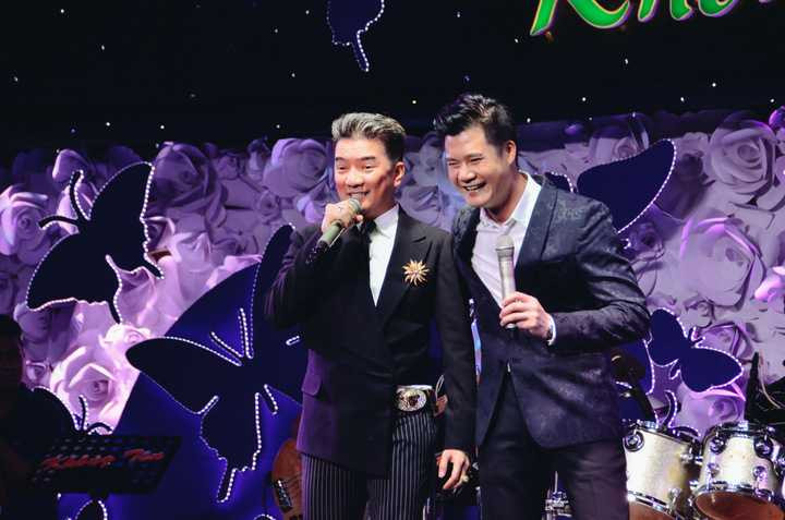 Anh còn song ca cùng Quang Dũng ca khúc Quên đi tình yêu cũ đầy ngọt ngào khiến khán giả không khỏi phấn khích. Ngoài đời, Quang Dũng và Mr. Đàm là những đồng nghiệp rất thân thiết chính vì thế trên sân khấu cả 2 rất tự nhiên thể hiện.