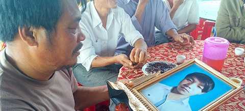 Gia đình đau buồn trước cái chết của con mình