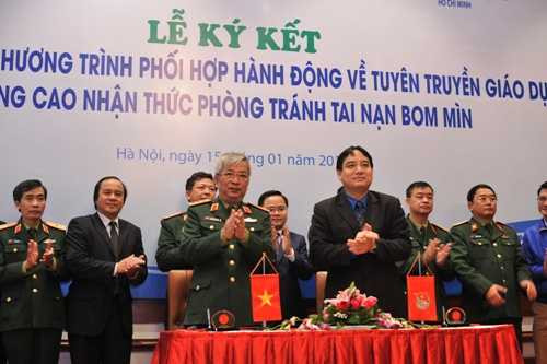 Thượng tướng Nguyễn Chí Vịnh – Uỷ viên BCH Trung ương Đảng, Thứ trưởng Bộ Quốc Phòng (trái) và đồng chí Nguyễn Đắc Vinh - Ủy viên dự khuyết BCH Trung ương Đảng, Bí thư thứ nhất Trung ương Đoàn ký kết chương trình phối hợp hành động