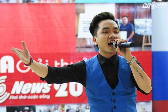 Nam ca sỹ Quang Tú giao lưu cùng VTC News