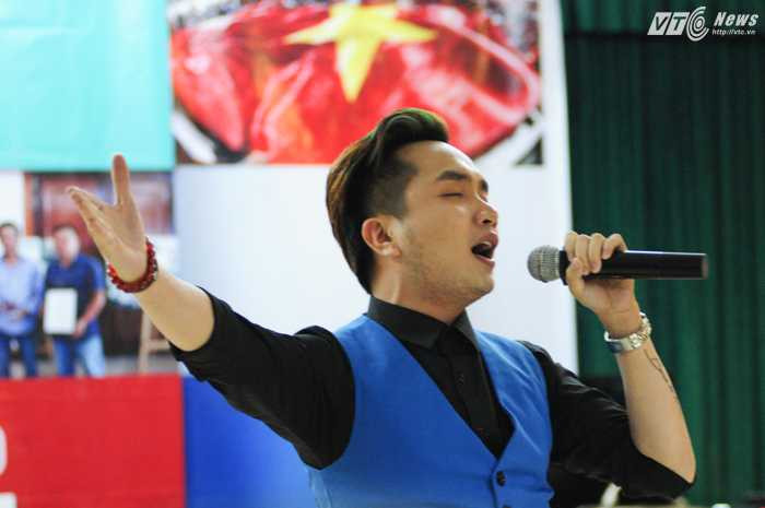 Nam ca sỹ Quang Tú giao lưu cùng VTC News