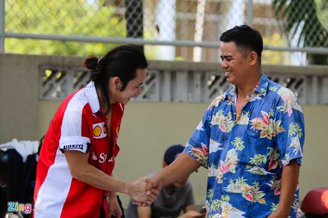 Trong lần về Việt Nam này, anh cắt trong 2 ngày cho người dân ở góc đường Pasteur - Alexandre de Rhodes. Tuỳ theo tính cách, hình dáng từng người anh tư vấn và cắt cho khách những kiểu tóc khác nhau. Nhiều người đã hài lòng và cảm ơn Lê Tuấn.