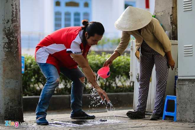 Sau khi hớt tóc xong cho một khách anh lại ra quán nước gần đó xin rửa tay cho sạch sẽ để tiếp tục phục vụ người khác.