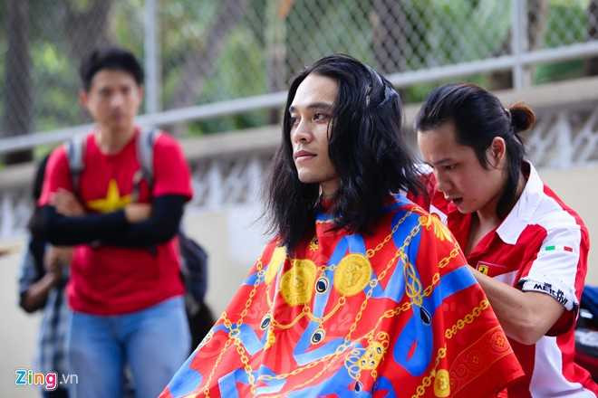 Anh Hoàng Lê Giang (28 tuổi) chia sẻ, rất hài lòng với mái tóc mới. Biết anh Tuấn qua bạn bè nên anh đã tham gia và cùng giúp đỡ người thợ cạo trong công việc chuẩn bị và sắp xếp.