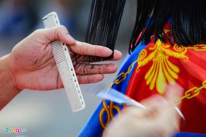 Với bất cứ ai Tuấn cũng cắt rất tỉ mỉ, cẩn thận.