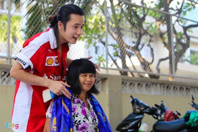 Chị Phương (người Đồng Nai), một người hành nghề ve chai thường ngủ vỉa hè cũng được Lê Tuấn cắt tóc miễn phí. Chị cho biết, mỗi lần đi làm đẹp tốn khoảng 10.000 đồng trở lên, do đó thông thường vài tháng chị mới dám tìm đến thợ cạo.