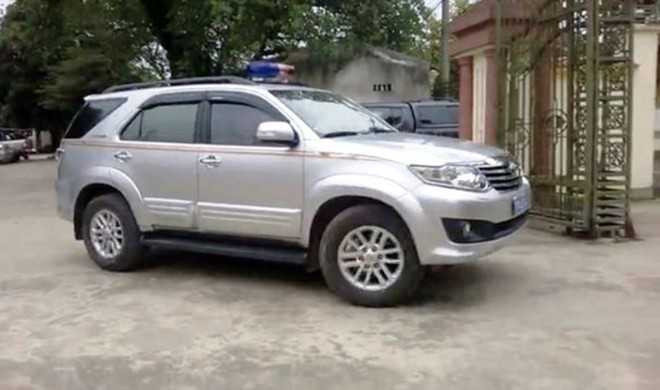 Chiếc xe biển xanh của UBND huyện Quế Phong được lắp đèn ưu tiên bên trên