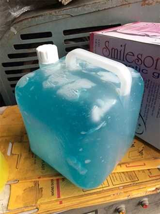 Gel tự pha cho vào can 5 lít tiêu thụ tại các phòng khám, bệnh viện.
