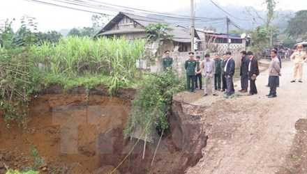 Lãnh đạo tỉnh Bắc Kạn cùng cơ quan chức năng có mặt tại hiện trường để tìm phương án giải quyết. (Ảnh: Bùi Đức Hiếu/TTXVN)