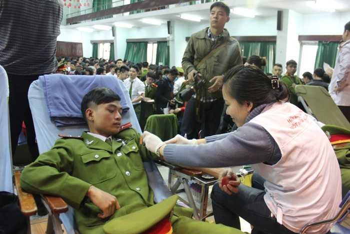 Các học viên Học viện Cảnh sát cũng tham gia hiến máu.