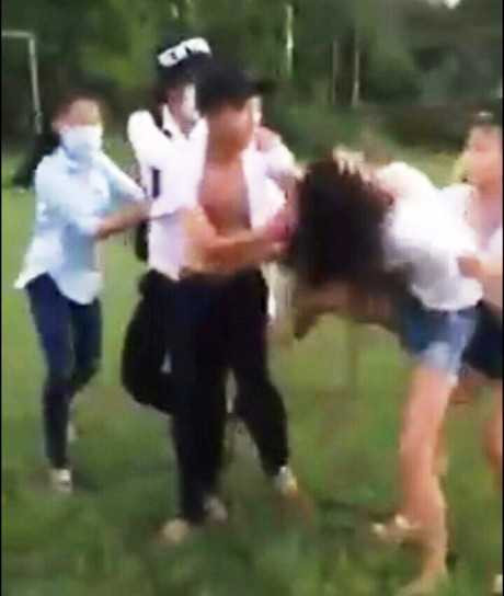 Nam sinh này túm tóc đấm đá nữ sinh một cách dã man. (Ảnh cắt từ Clip).
