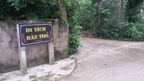 Ngay ở cổng dẫn vào đền thờ phiến đá, một tấm bảng ghi rõ dòng chữ Di tích bản thổ 