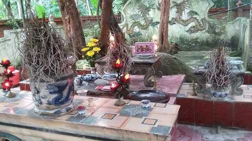 Trên bàn thờ có đầy đủ lư hương, đèn, hoa để người dân tới dâng lễ. 