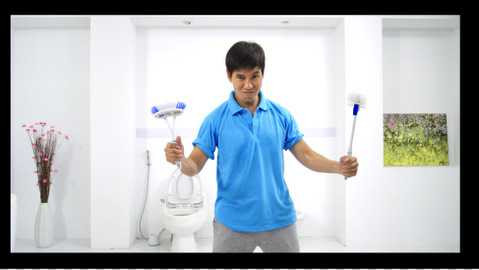 Nhận thấy mỗi dịp xuân sang, bà xã lại bận rộn xoay sở với công việc xã hội và gia đình, Lý Hải cảm ơn vợ mình bằng cách sẻ chia việc nhà, từ dọn dẹp toilet đến nhà bếp, phòng khách… Nhận thấy mỗi dịp xuân sang, bà xã lại bận rộn xoay sở với công việc <a href='https://vtcnews.vn/xa-hoi.2.0.html' >xã hội</a> và gia đình, Lý Hải cảm ơn vợ mình bằng cách sẻ chia việc nhà, từ dọn dẹp toilet đến nhà bếp, phòng khách…