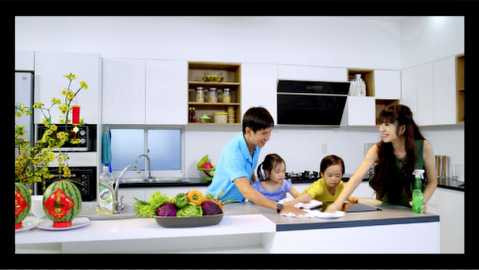 Anh không quên tận dụng dịp này giúp các con hiểu được sự vất vả và những hy sinh của mẹ để thêm trân trọng và yêu mẹ hơn. Với sự hợp lực của cả nhà cùng các sản phẩm tẩy rửa đa năng, từng góc nhà trở nên sạch bong, sáng bóng.