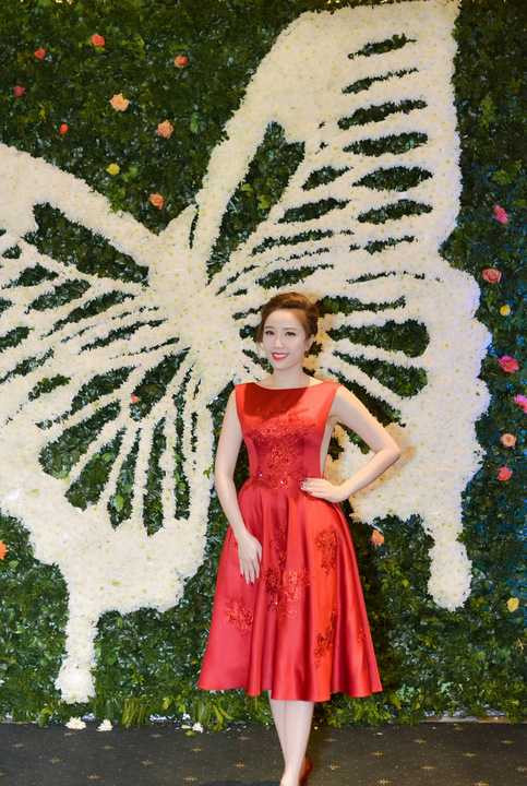 Nữ ca sỹ Bảo Thy lại chọn cho mình chiếc đầm chữ A rực rỡ