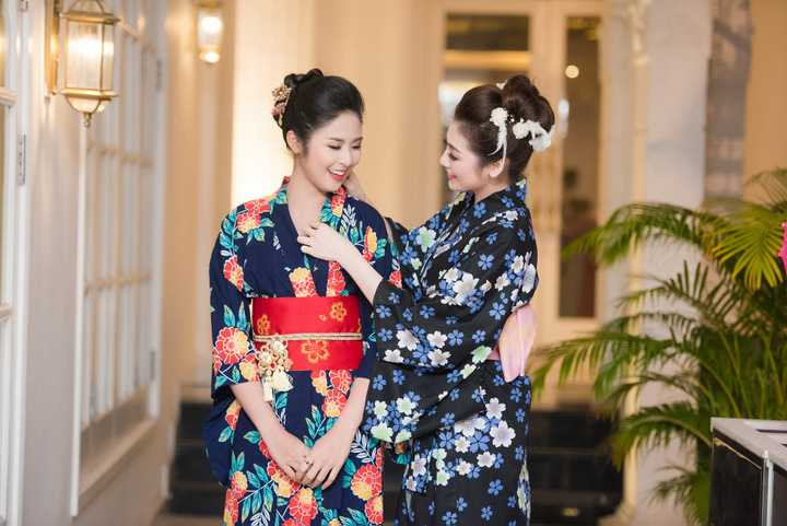 Xuất hiện trong một chương trình về sản phẩm đến từ Nhật Bản, Ngọc Hân và Tú Anh hoá thân thành những cô gái Nhật Bản với trang phục truyền thống của xứ sở hoa anh đào. 