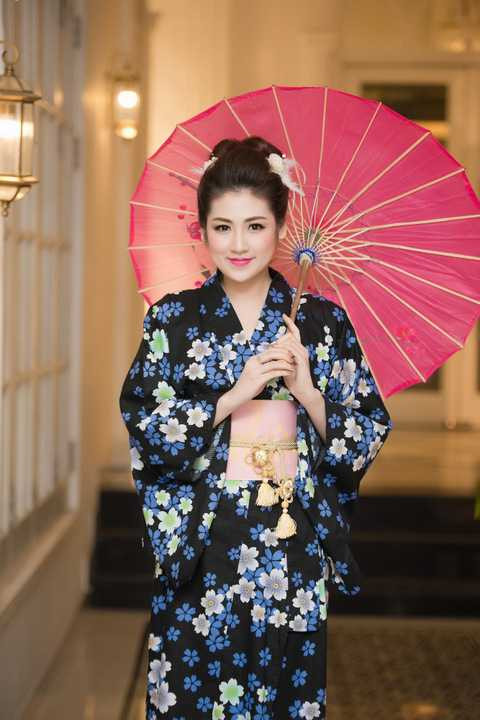 Hai người đẹp vô cùng hào hứng và thích thú với những bộ kimono rực rỡ sắc màu.