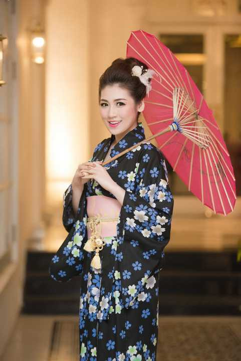 Ngọc Hân và Tú Anh chia sẻ họ đã phải tìm hiểu về cách mặc loại trang phục này và mất hàng tiếng đồng hồ để có thể mặc đúng