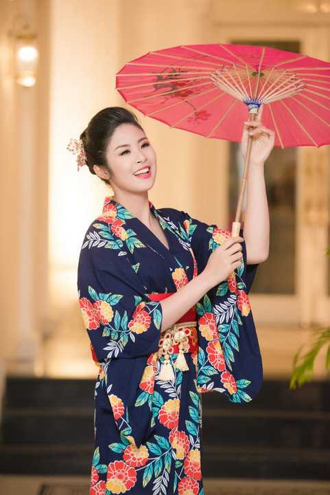 Hai người đẹp chăm chút và chỉnh sửa trang phục kĩ lưỡng trước khi tham gia chương trình. 