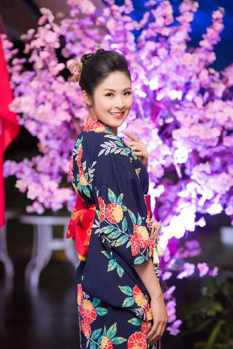 Họ rất thân thiết và cùng nhau chụp nhiều khoảnh khắc đẹp với những món đồ đến từ Nhật Bản. 