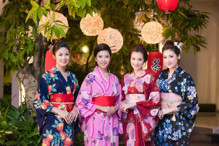 Ngọc Hân chia sẻ cô đang rất bận rộn với công việc <a href='https://vtcnews.vn/kinh-te.1.0.html' >kinh doanh</a> vào cuối năm, nhưng vẫn chuẩn bị cho ra đời Bst mới lấy ý tưởng từ xứ sở Hoa Anh Đào sẽ được ra mắt vào đầu năm mới trong khuôn khổ Tuần Lễ Thời Trang Thu Đông. 