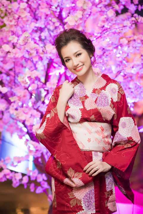Người đẹp Trúc Diễm cũng thích thú với trải nghiệm trang phục kimono.