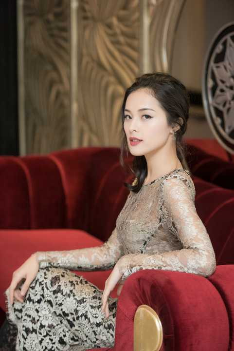 Thời gian vừa qua, Hạ Vi là cái tên hot được truyền thông quan tâm vì chuyện tình với doanh nhân Quốc Cường. 