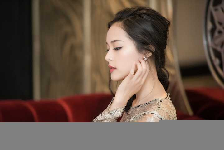 Mới đây cô cũng vừa chia sẻ trên trang cá nhân hình ảnh bó hoa mà Quốc Cường dành tặng cô kỷ niệm 3 tháng yêu nhau.