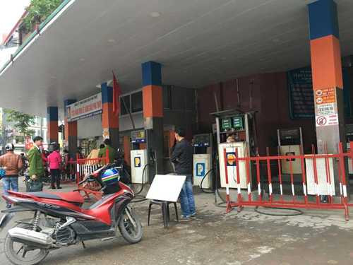 Cây xăng đã treo biển tạm thời đóng cửa để khắc phục sự cố