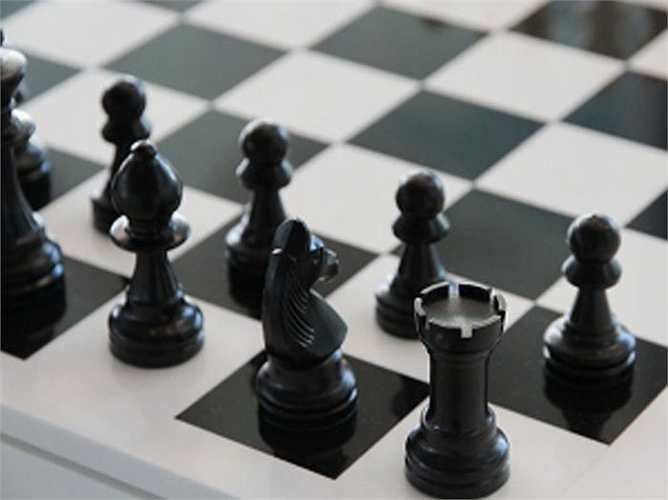 Chơi trò chơi rèn luyện trí não: Bộ não cần làm những điều mới để tăng cường khả năng của nó. Vì vậy, chơi các trò chơi trí não như sudoku, câu đố, chơi cờ... giúp bạn thông minh hơn. 