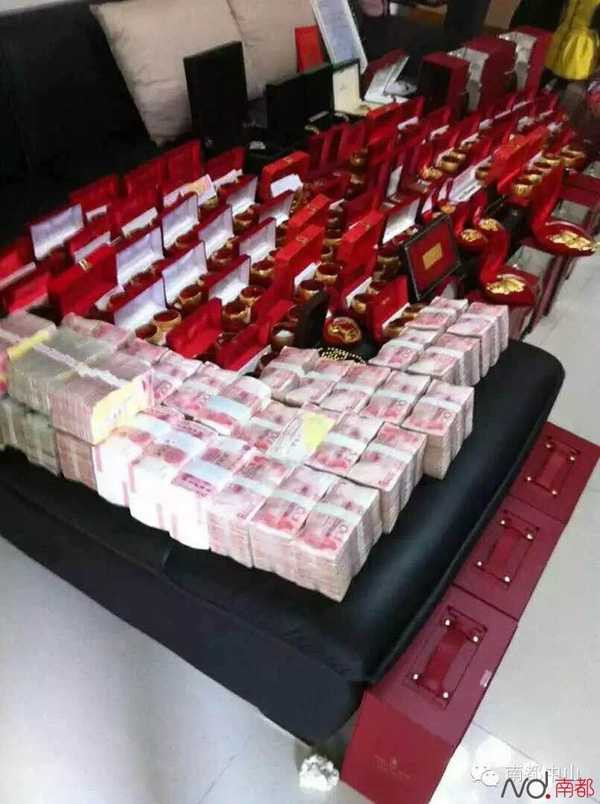 Rình rang đám cưới con đại gia: Vàng đeo 'gãy cổ', hồi môn chở bằng ô tô