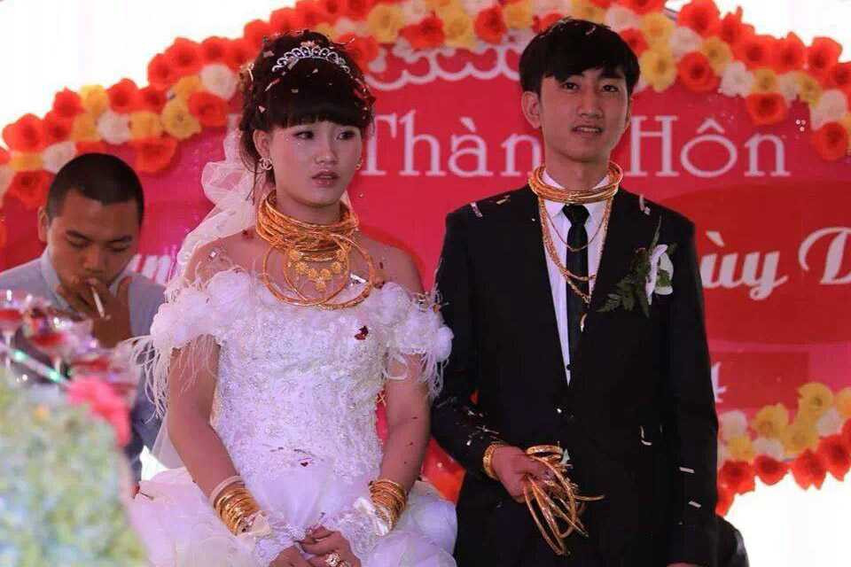 Đám cưới vàng không đủ chỗ để đeo ở Hương Sơn, Hà Tĩnh năm 2014 gây xôn xao dư luận