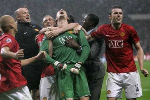 Van der Sar vui mừng sau chức vô địch Champions League 2008