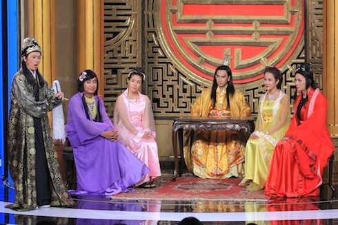 Hoài Linh hoá thái giám tuyển cung tần mỹ nữ cho vua.