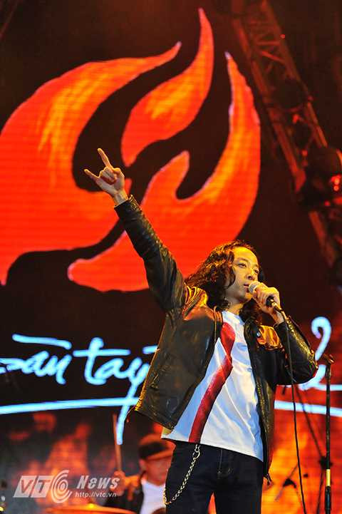 Mở đầu đêm diễn, các ban nhạc rock đình đám mang đến những ca khúc nổi tiếng của mình. Bên cạnh đó, họ cũng cover bài hát nổi tiếng của Bức Tường như CAT band với ca khúc “Rung chuông vàng”, Oring Chains với “Cơn mưa hoang dã”…