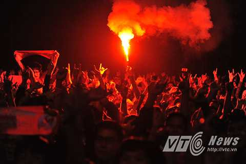 Những chia sẻ của anh về người vợ thân yêu đã khiến hàng chục nghìn khán giả có mặt trong đêm nhạc Đôi bàn tay thắp lửa vô cùng xúc động và không kìm được nước mắt.