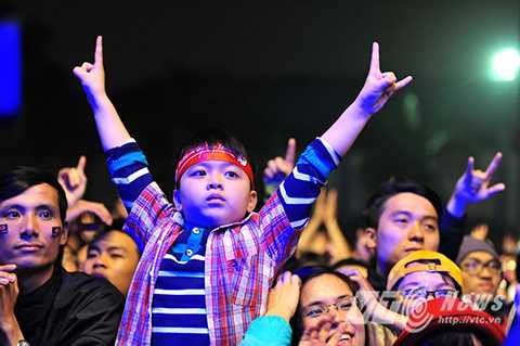 Đêm nhạc kết thúc với “Tâm hồn của đá” và “Đôi bàn tay” do chính anh sáng tác dành riêng cho liveshow lần này. Bốn tiết mục tuy ngắn ngủi nhưng đã truyền nguồn cảm hứng đến khán giả, thắp lên ngọn lửa trong hàng nghìn con của khán giả trong thời tiết giá lạnh của Hà Nội.