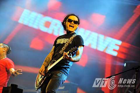 Và Microwave cover ca khúc kinh điển “Đường tới ngày vinh quang”…