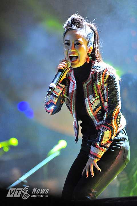 Ca sĩ Hồng Nhung “máu lửa” với “Niềm tin cho cát bụi”