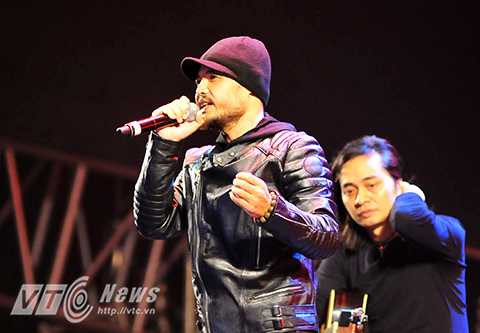 Kể từ khi biết mình mắc bệnh ung thư, Trần Lập luôn khiến mọi người khâm phục trước nghị lực và tinh thần lạc quan của anh. Hôm nay, khi đứng trên sân khấu ý nghĩa của cuộc đời, Trần Lập chia sẻ rằng: Vợ tôi mới là chiến binh