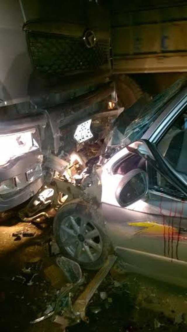 Hai đầu xe đâm trực diện vào nhau (ảnh do bạn đọc cung cấp).