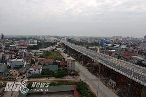 Sau khi thông cầu, bắt đầu từ 11 giờ các phương tiện lưu thông qua nút giao trung tâm quận Long Biên theo hướng dẫn mới của Sở GTVT Hà Nội. Cụ thể, các phương tiện lưu thông theo hướng đi thẳng từ cầu Đông Trù đến Quốc lộ 5 và ngược lại lưu thông qua Cầu vượt Trung tâm quận Long Biên.