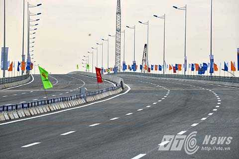 Các phương tiện như <a href='https://vtcnews.vn/oto-xe-may.31.0.html' >xe co</a>ntainer, xe có tải trọng trên 10 tấn lưu thông từ Quốc lộ 5 có nhu cầu hướng trung tâm Hà Nội hoặc Cầu Chui đi theo hướng nút giao Quốc lộ 5 – Vành đai 3 trên cao đi cầu Thanh Trì hoặc nút giao Quốc lộ 5 - Vành đai 3 trên cao đi Quốc lộ 18.